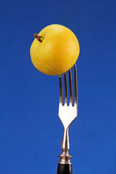 Apple op een vork. — Stockfoto