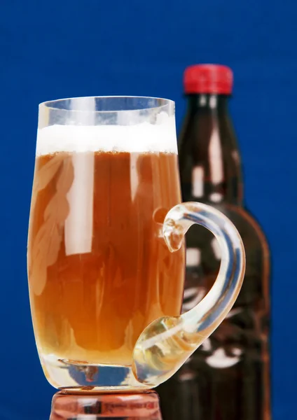 Becher und eine Flasche Bier. — Stockfoto