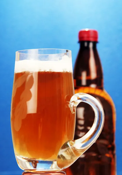 Becher und eine Flasche Bier. — Stockfoto