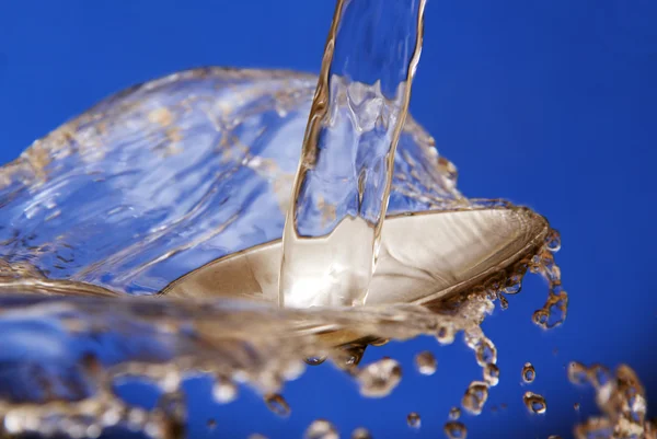 Besteck unter fließendem Wasser. — Stockfoto