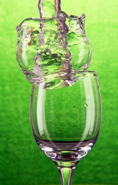 Fluxo de água caindo no vidro . — Fotografia de Stock
