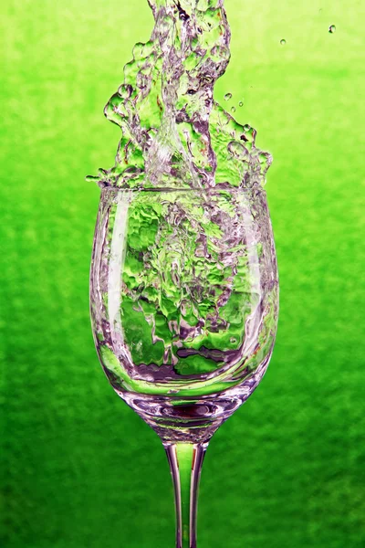 Wasserstrahl, der ins Glas fällt. — Stockfoto