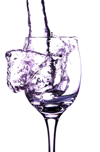 Струмок води падає в склянку . — стокове фото
