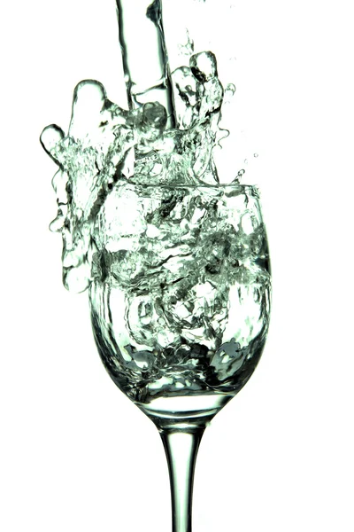 Поток воды, падающий в стекло . — стоковое фото