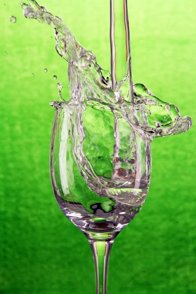 Wasserstrahl, der ins Glas fällt. — Stockfoto