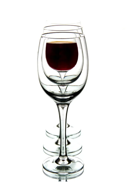Ein Glas Wein und leere Gläser. — Stockfoto