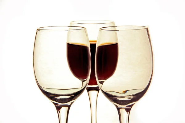 Ein Glas Wein und leere Gläser. — Stockfoto