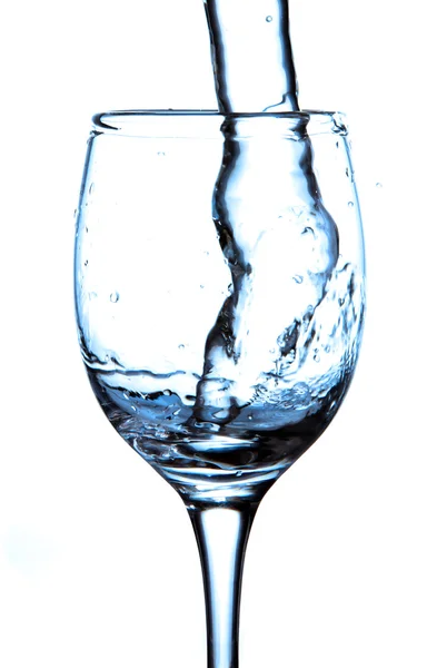 Stroom van water die vallen in het glas. — Stockfoto