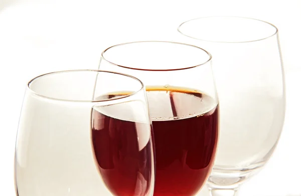 Sklenici vína a prázdných sklenic. — Stock fotografie