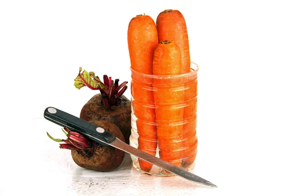 Deux betteraves crues, trois carottes et un couteau . — Photo