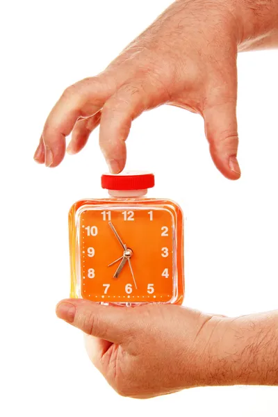 Despertador naranja en una mano sobre un fondo blanco . — Foto de Stock