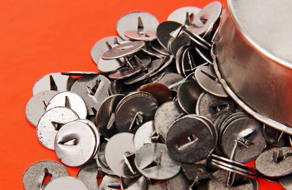 Chinchetas en una caja de metal . — Foto de Stock