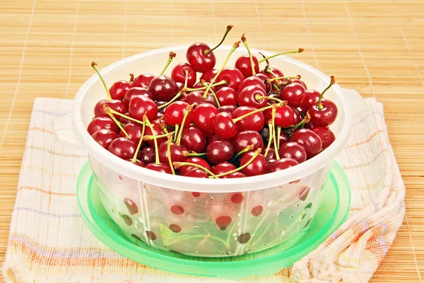 Cuenco de cerezas . — Foto de Stock