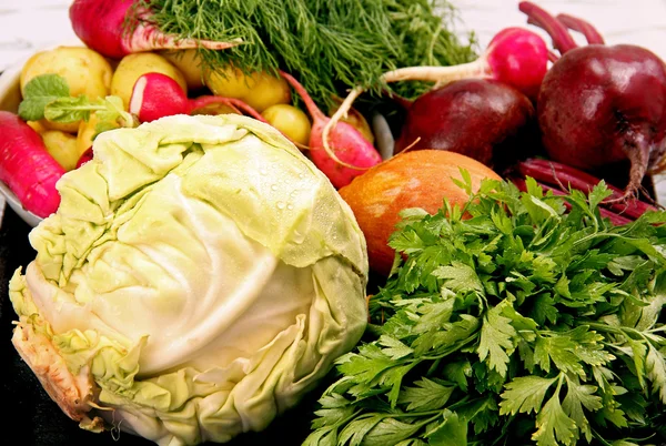 Warzywa i zioła na kuchennym stole. — Zdjęcie stockowe