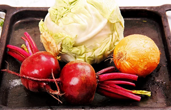 Hortalizas en una mesa de cocina . — Foto de Stock