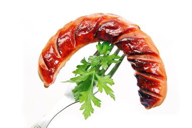 Çatalda ızgara sosis.