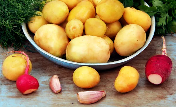 Kartoffelknollen wurden geschält — Stockfoto