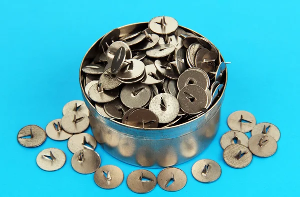 Thumbtacks in een metalen doos. — Stockfoto