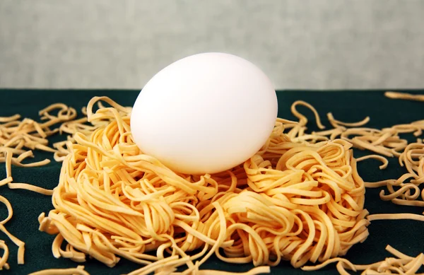 Macarrão e ovos . — Fotografia de Stock