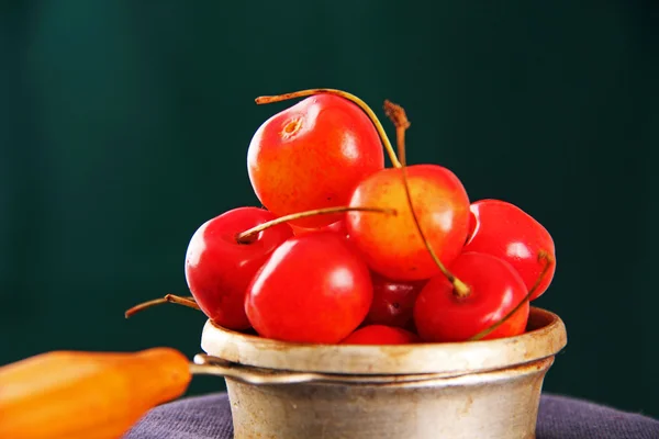 Ripe cherries in a metal bowl. — Stock Photo, Image