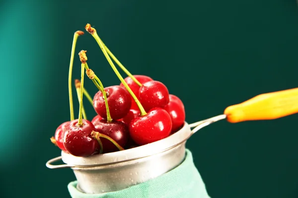 Ripe cherries in a metal bowl. — Stock Photo, Image