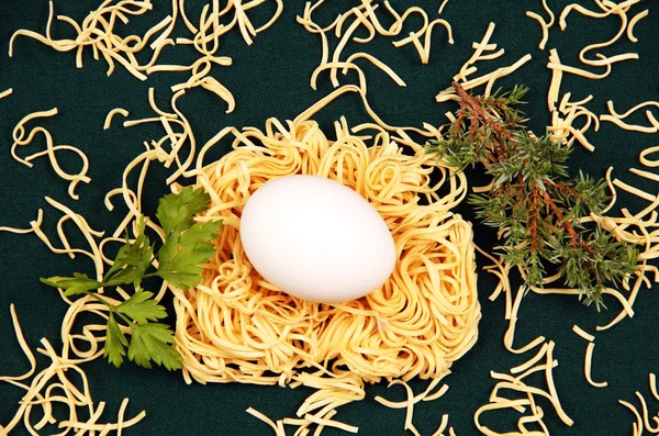 Macarrão e ovos . — Fotografia de Stock