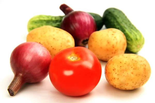 Pepinos, batatas, cebolas e tomate . — Fotografia de Stock