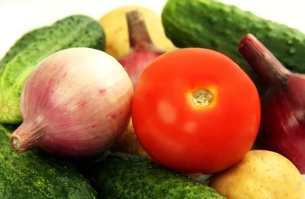 Pepinos, batatas, cebolas e tomate . — Fotografia de Stock