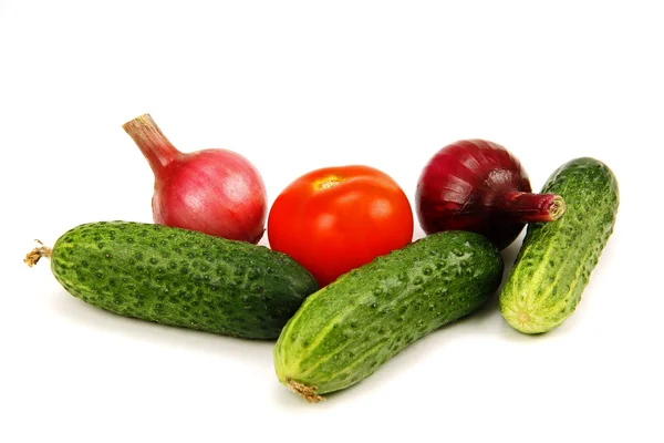 Cetriolo verde, pomodoro rosso e cipolle giovani . — Foto Stock