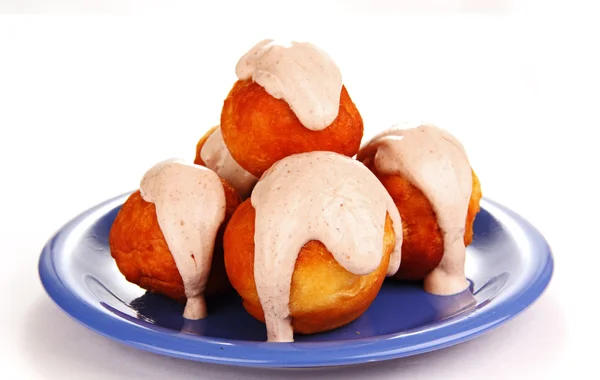 Zelfgemaakte donuts met witte crème. — Stockfoto