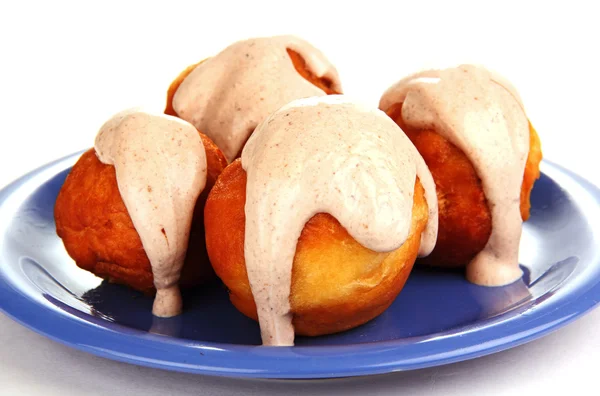 Zelfgemaakte donuts met witte crème. — Stockfoto