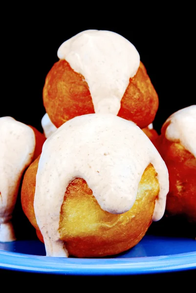 Hausgemachte Donuts mit weißer Sahne. — Stockfoto