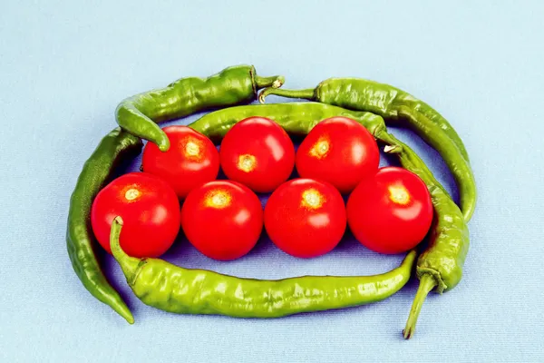 Gousses de piments verts et tomates rouges . — Photo