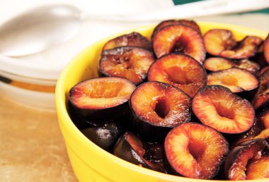 Erik meyve, parçalar halinde kesilmiş.