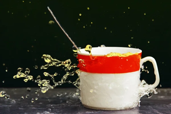 Taza de té en un spray de agua . —  Fotos de Stock