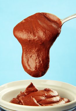 yumuşak çikolata içine düşüyor..