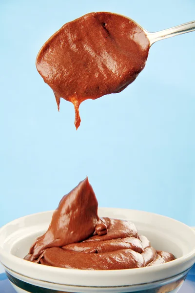 Soft chocolate falls into the cup. — Stock Photo, Image