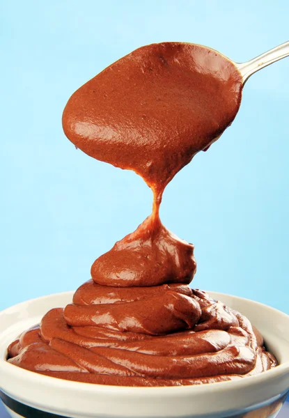 Soft chocolate falls into the cup. — Stock Photo, Image