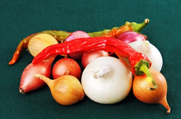 Pimentas e cebolas vermelhas e verdes . — Fotografia de Stock