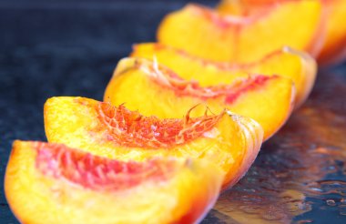 Olgun şeftali dilimleri.