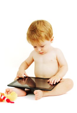 tablette küçük bir çocuk.