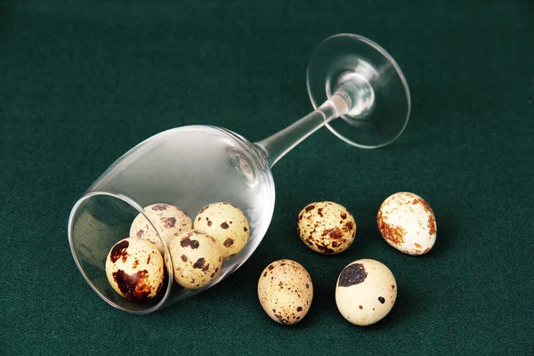 Huevos de codorniz en una mesa y en un vaso . — Foto de Stock