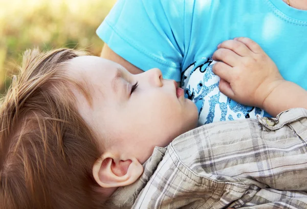 Bebê dorme nos braços de sua mãe . — Fotografia de Stock