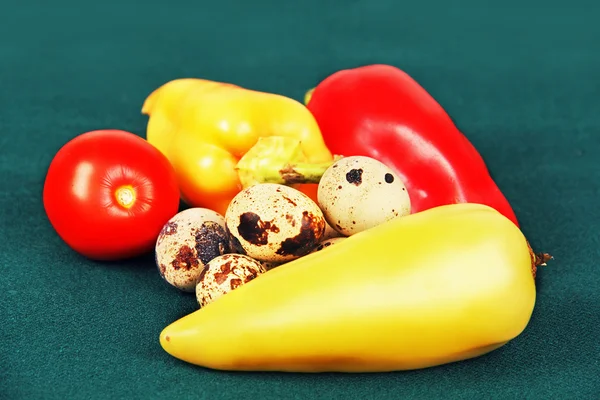 Oeufs et légumes de caille . — Photo