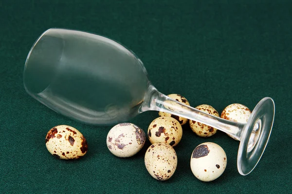 Huevos de codorniz en una mesa y en un vaso . — Foto de Stock