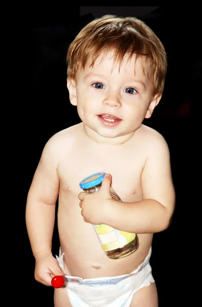 Bebê com uma garrafa de comida de bebê . — Fotografia de Stock