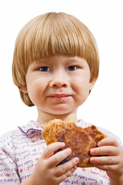 Çocuk bir pasta yiyor. — Stok fotoğraf