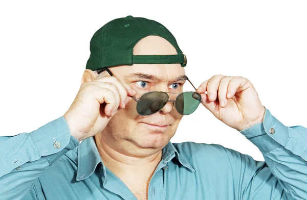 Un homme avec une casquette de baseball et des lunettes noires . — Photo