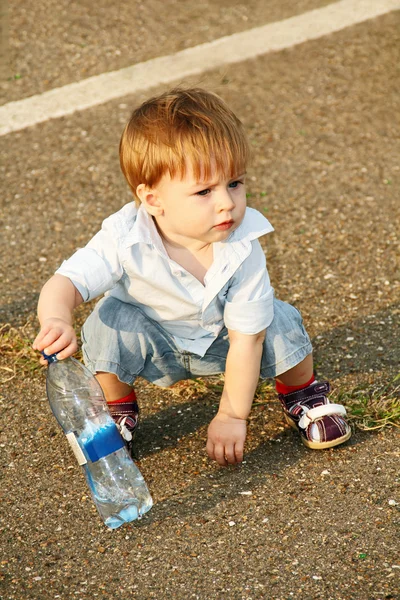 Dziecko na drodze w parku. — Zdjęcie stockowe