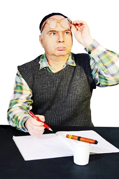 Homem em boné tradicional está estudando o documento . — Fotografia de Stock